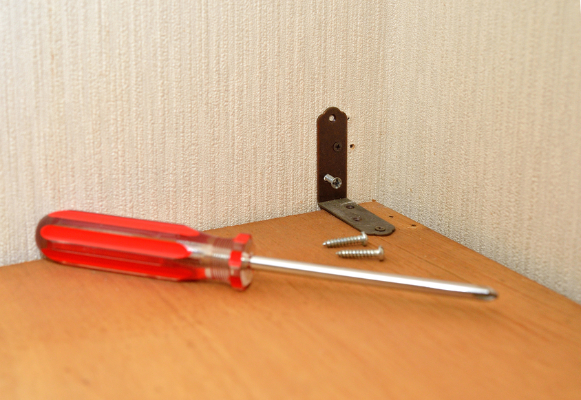 家具類の転倒防止アイテムを活用する
