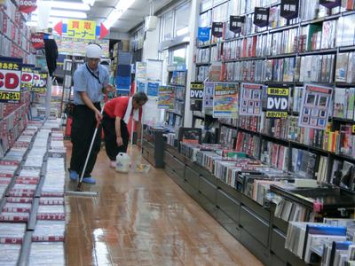 店舗のワックス掛けをしております。