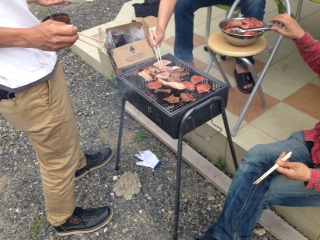 お肉を焼いている様子。