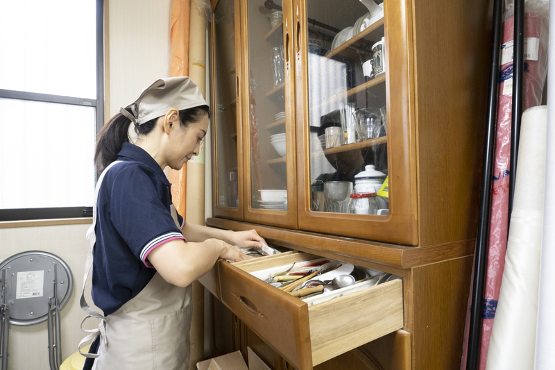 家具の中の収納物を取り出す
