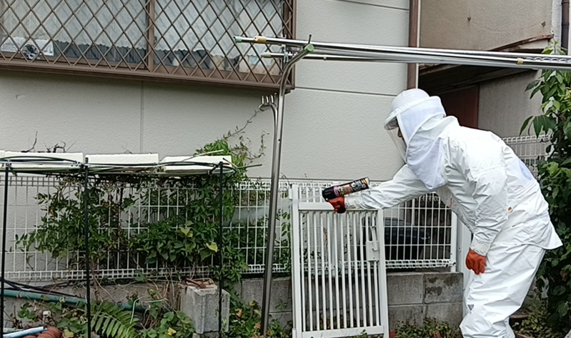 庭の蜂の巣駆除作業