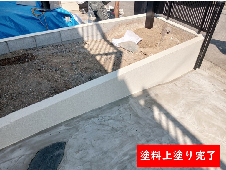 花壇ブロックへの上塗り塗装完了