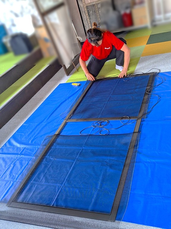 網戸の張り替え作業風景 緩んだ網を剥がして新しい網を張る