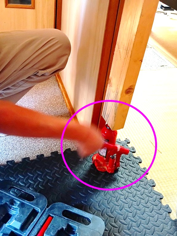建具調整:ジャッキを使って取外す作業